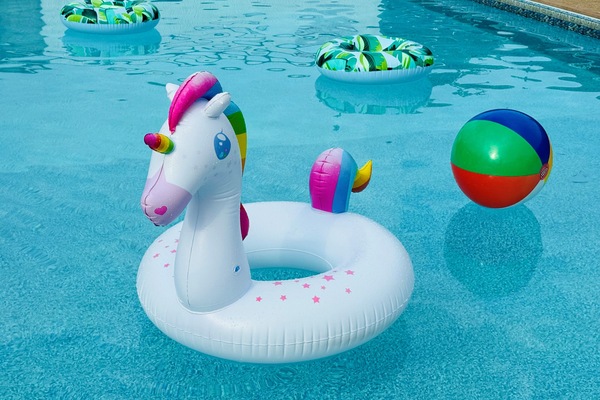 Außenpool (je nach Saison geöffnet), Liegestühle