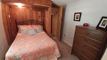 Quarto casal básico, 1 cama de casal, para não fumantes, geladeira e micro-ondas | Roupa de cama