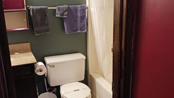 Einzelzimmer | Badezimmer | Kostenlose Toilettenartikel, Handtücher, Seife, Shampoo