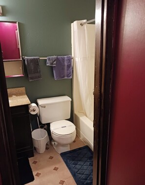 Eenpersoonskamer | Badkamer | Gratis toiletartikelen, handdoeken, zeep, shampoo