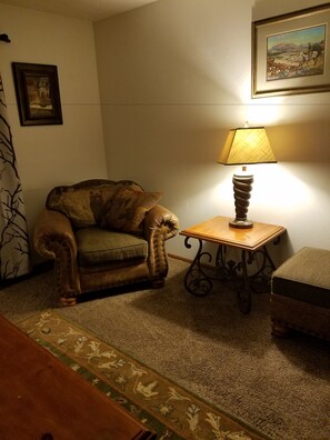 Suite, 3 slaapkamers | Woonkamer | Televisie