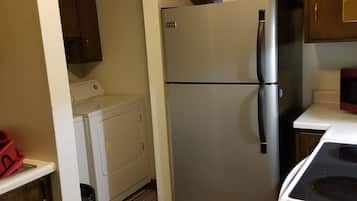 Suite, 3 slaapkamers | Privékeuken | Een koelkast, een microgolfoven, een oven, een kookplaat