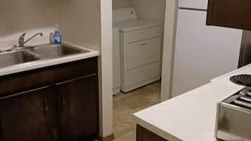 Suite, 3 Bedrooms | Private kitchen | Fridge, microwave, oven, stovetop