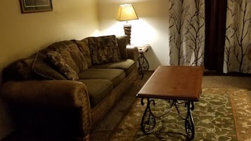 Suite, 3 Bedrooms | Living room | TV