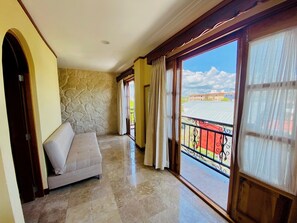 In-room safe, free WiFi, bed sheets - Cancun International Suites (Cancun)