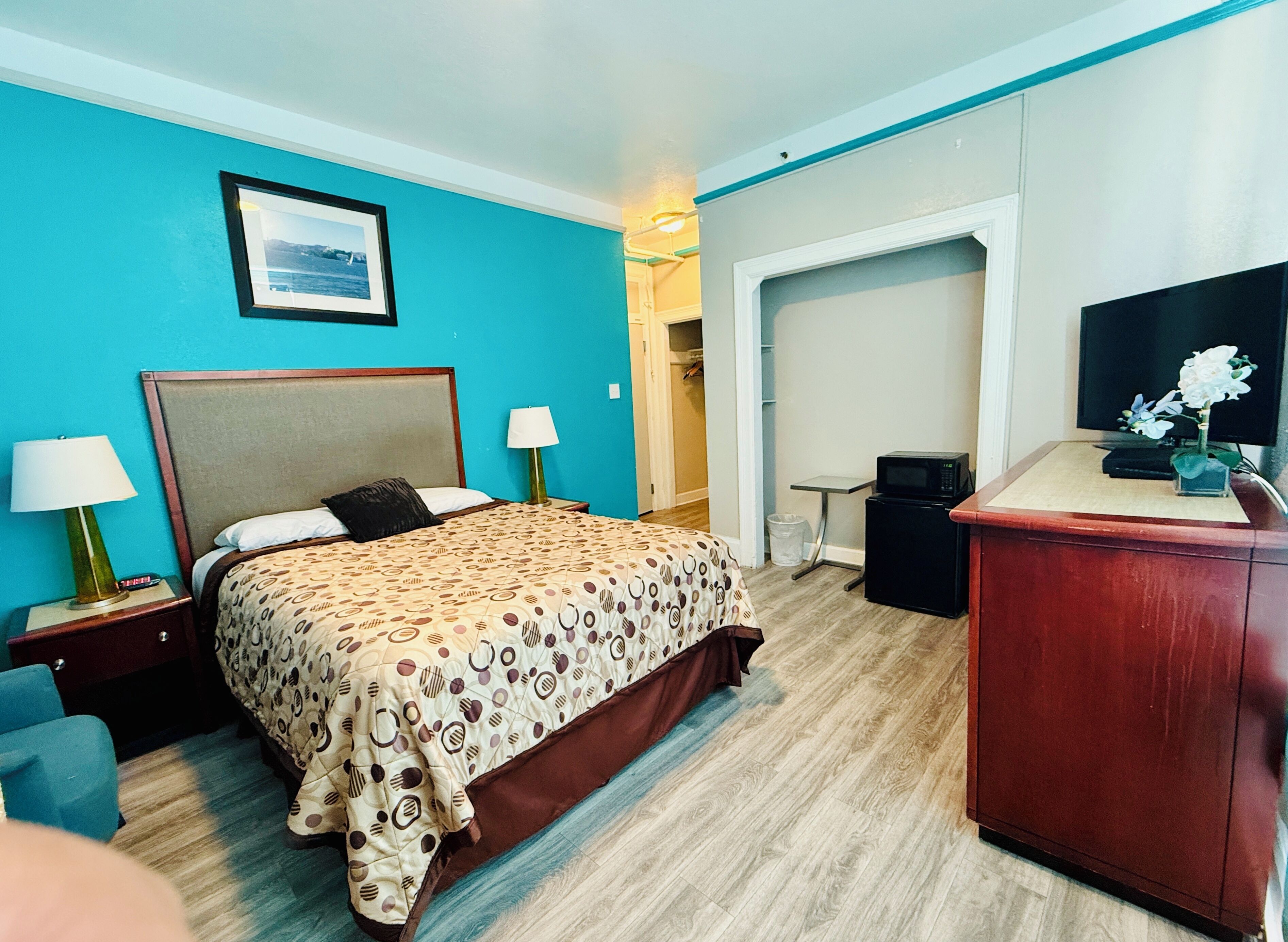 Photo - Admiral Hotel