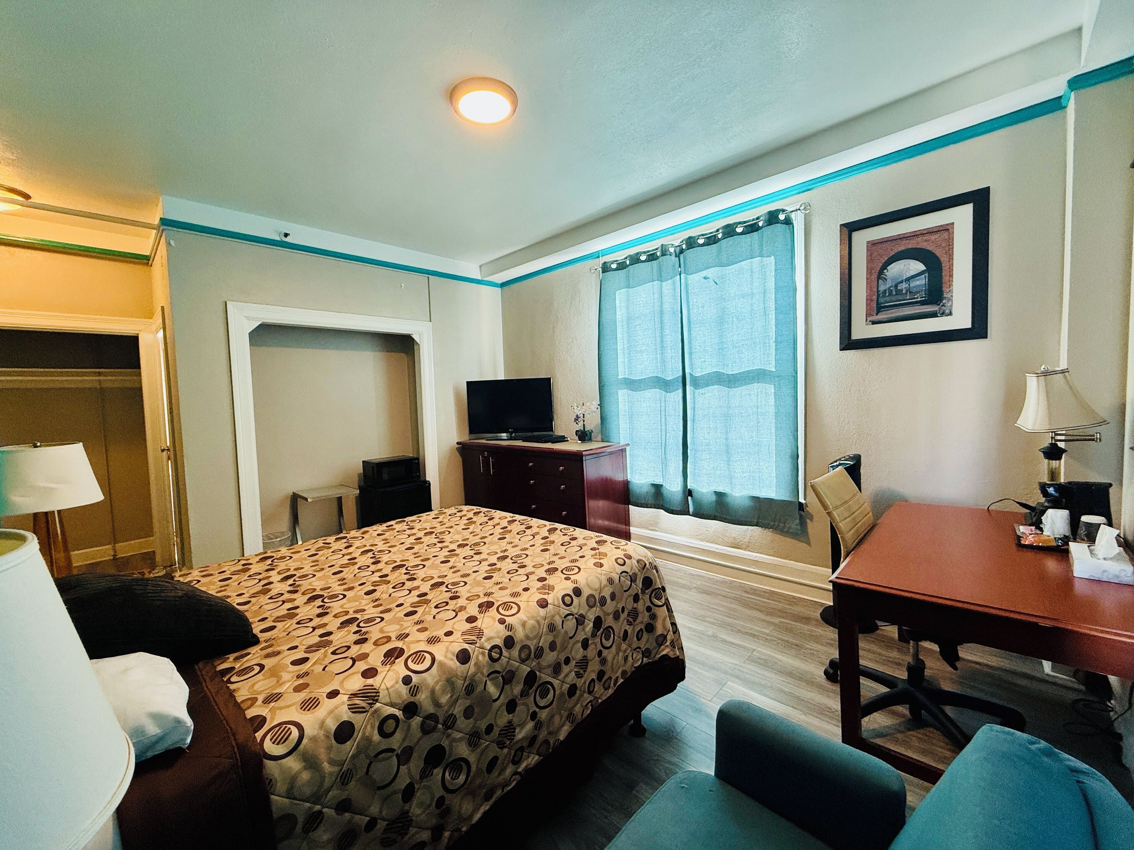 Photo - Admiral Hotel