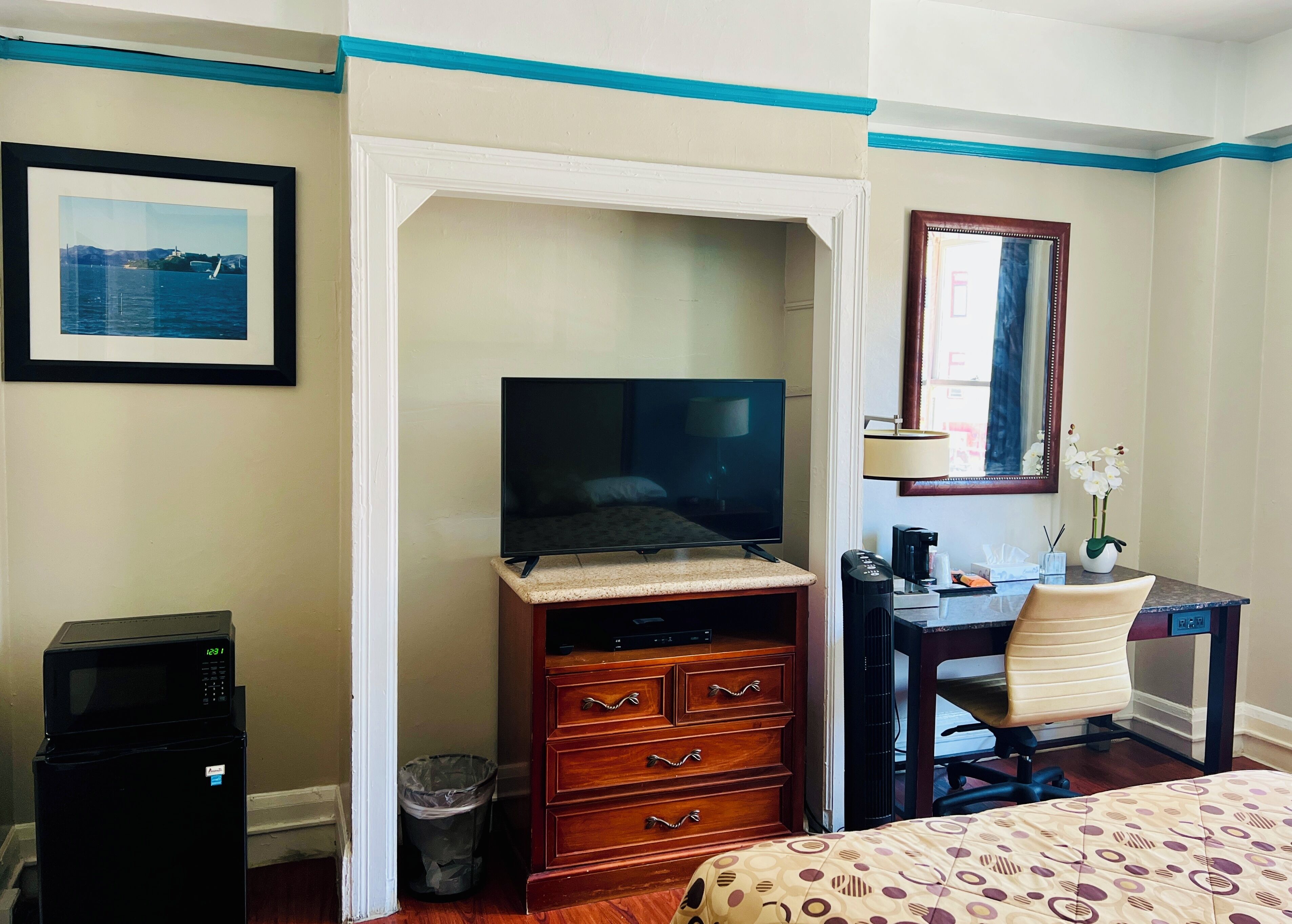 Photo - Admiral Hotel