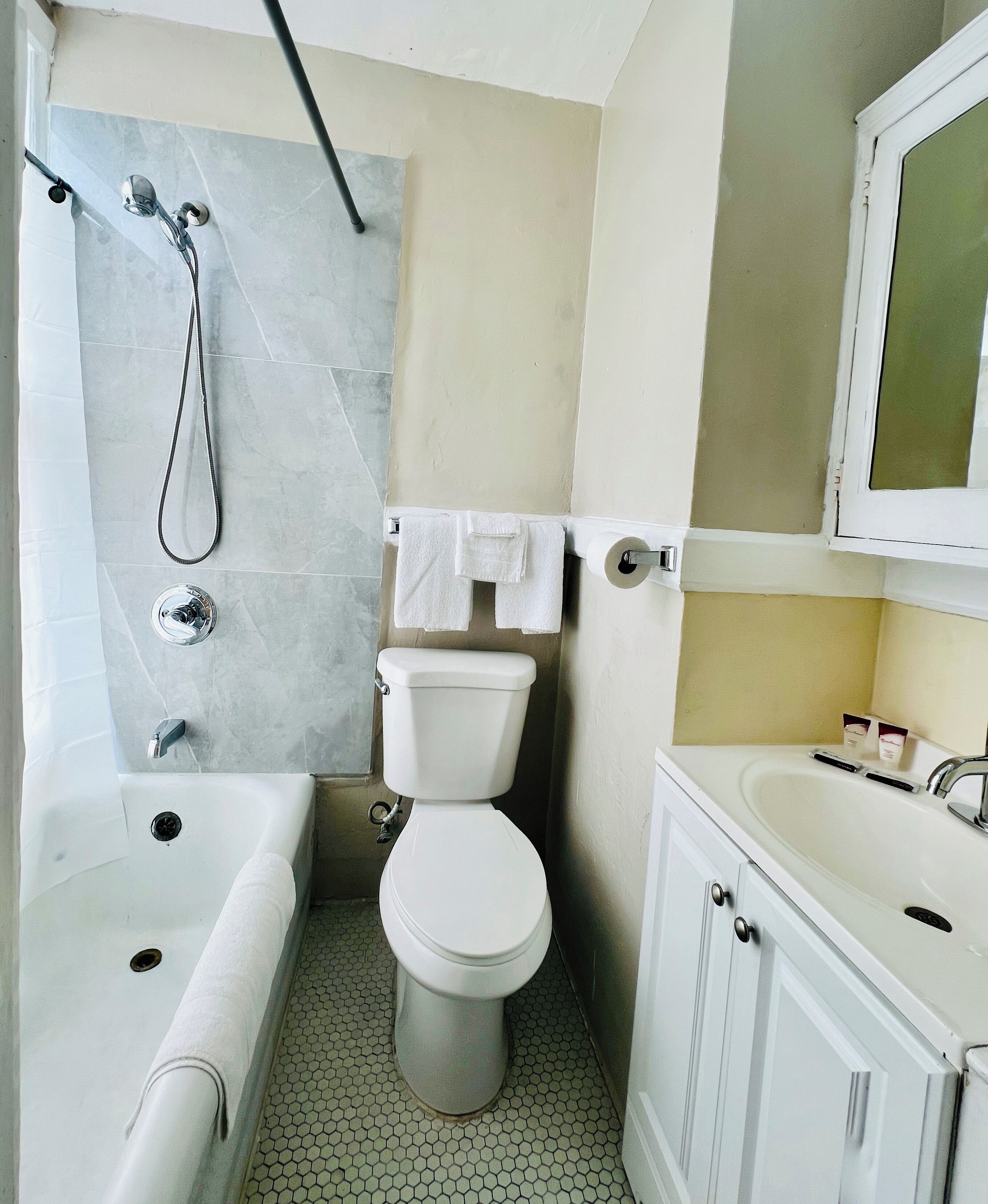 Photo - Admiral Hotel