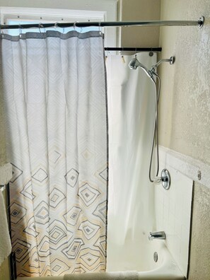 Quarto standard, 1 cama Queen, banheiro privativo | Banheiro | Chuveiro/banheira combinados, produtos de toalete grátis