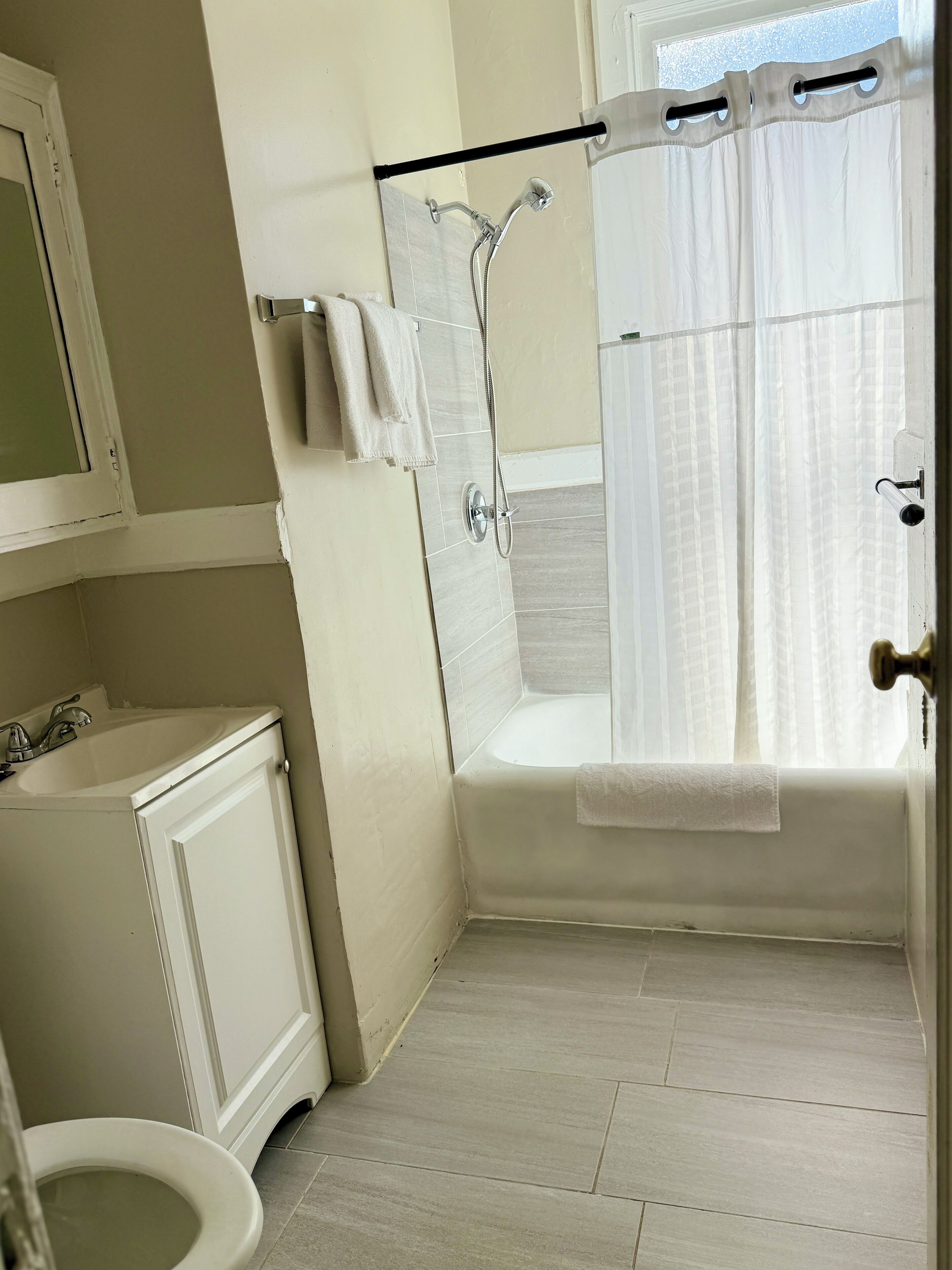 Photo - Admiral Hotel