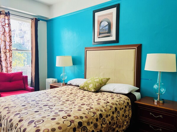 Habitación estándar, 1 cama Queen size, baño privado | Escritorio, cortinas blackout, wifi gratis y ropa de cama 