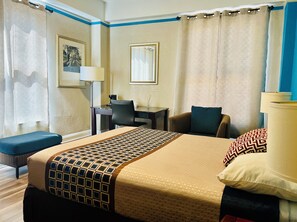 Habitación estándar, 1 cama Queen size, baño privado | Escritorio, cortinas blackout, wifi gratis y ropa de cama 