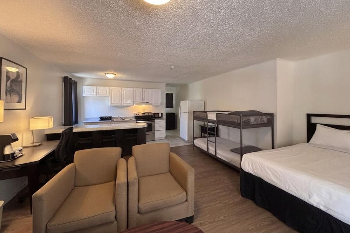 Deluxe Studio, Multiple Beds