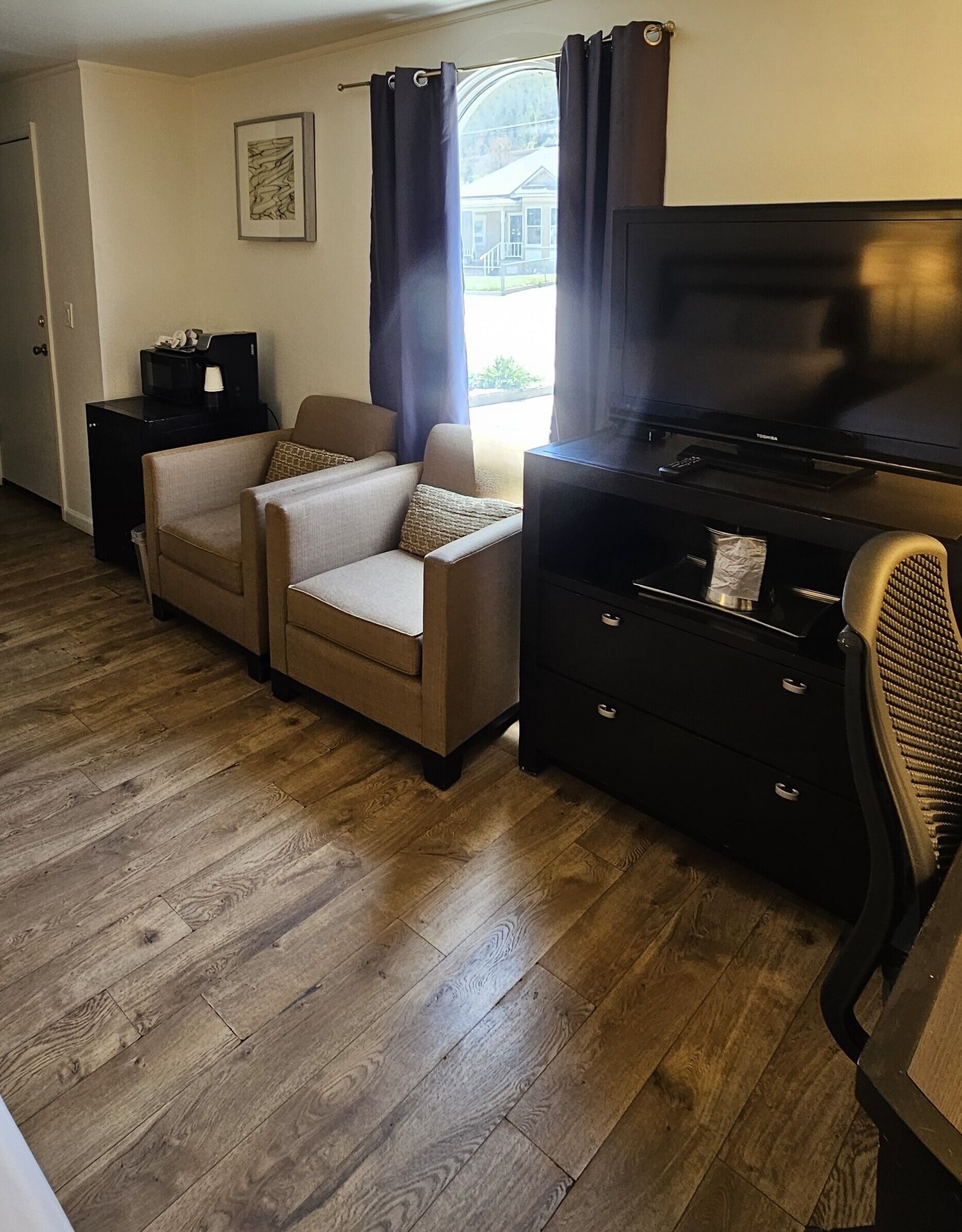 Room, 2 Queen Beds | Living area | 36-inch LED TV with cable channels, TV