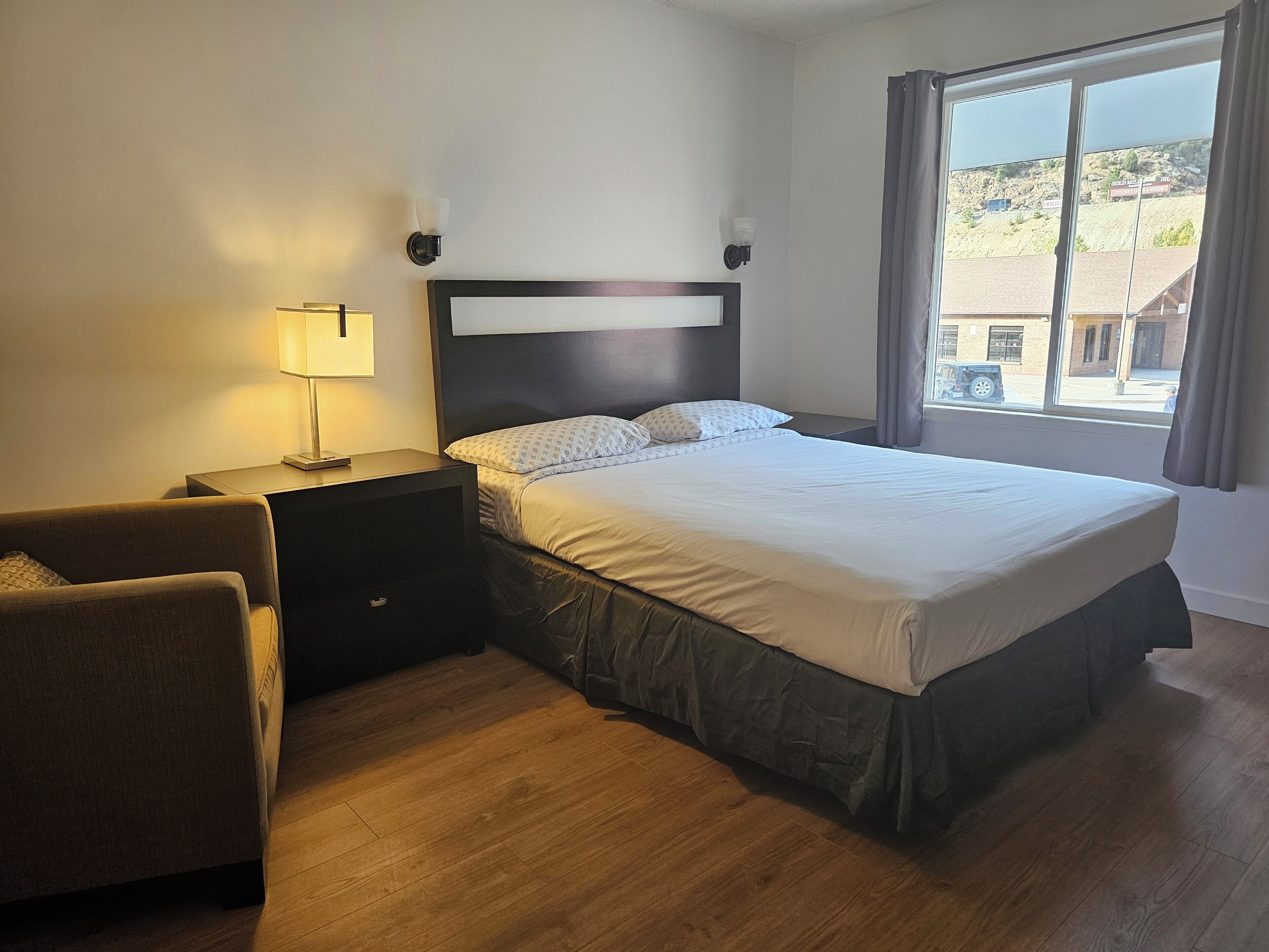 Escritorio, wifi gratis y ropa de cama 