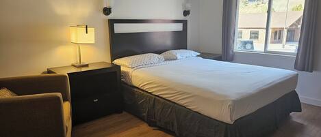 Escritorio, wifi gratis y ropa de cama