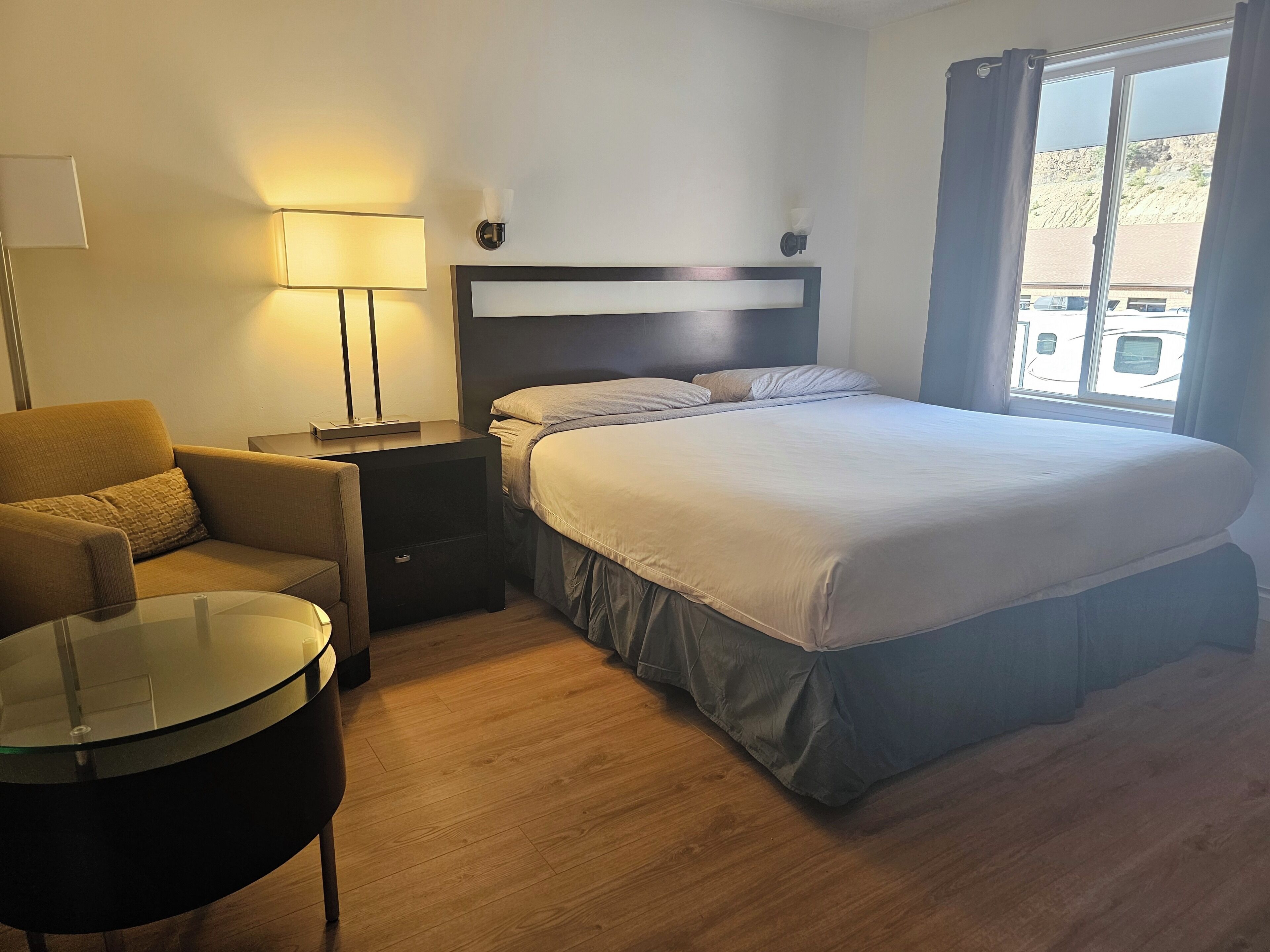 Chambre, 1 très grand lit | Bureau, Wi-Fi gratuit, draps fournis
