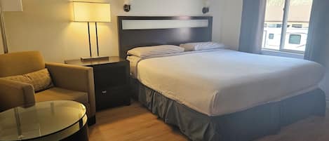 Habitación, 1 cama King size | Escritorio, wifi gratis y ropa de cama