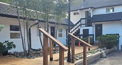H & H Motor Lodge