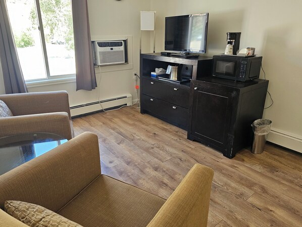 Chambre, 2 grands lits | Bureau, accès au Wi-Fi (inclus), literie fournie