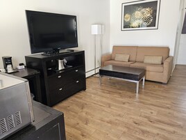 Escritorio, wifi gratis y ropa de cama 