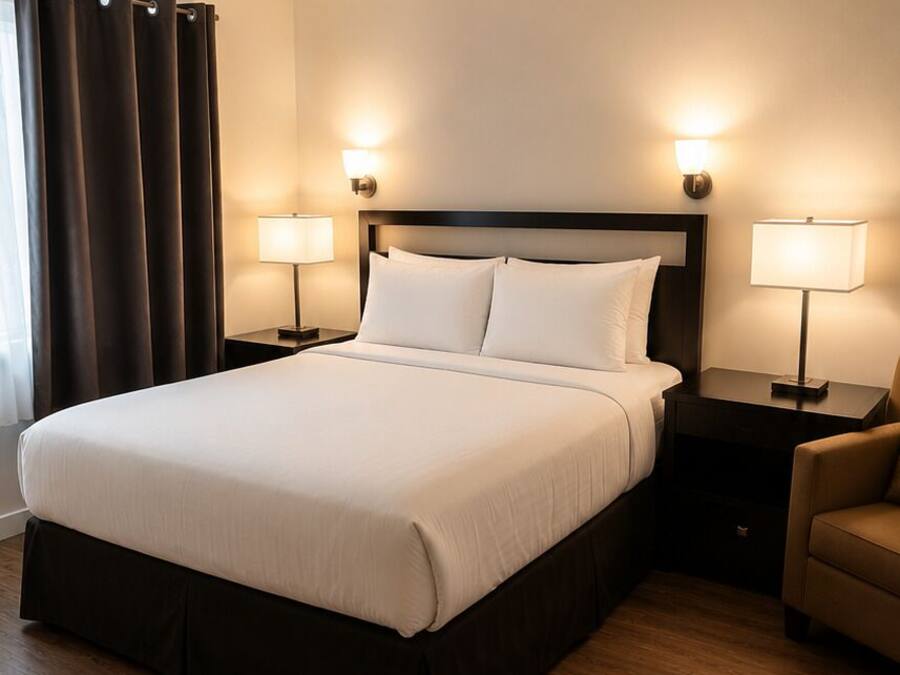 Room, 1 Queen Bed | Desk, free WiFi, bed sheets