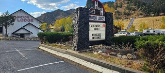H & H Motor Lodge