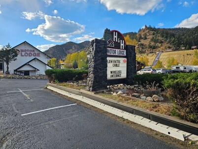 H & H Motor Lodge