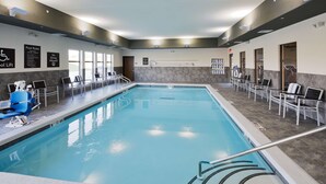 Une piscine intérieure avec des règles claires concernant son utilisation, interdiction de plonger et présence d’un maître-nageur.
