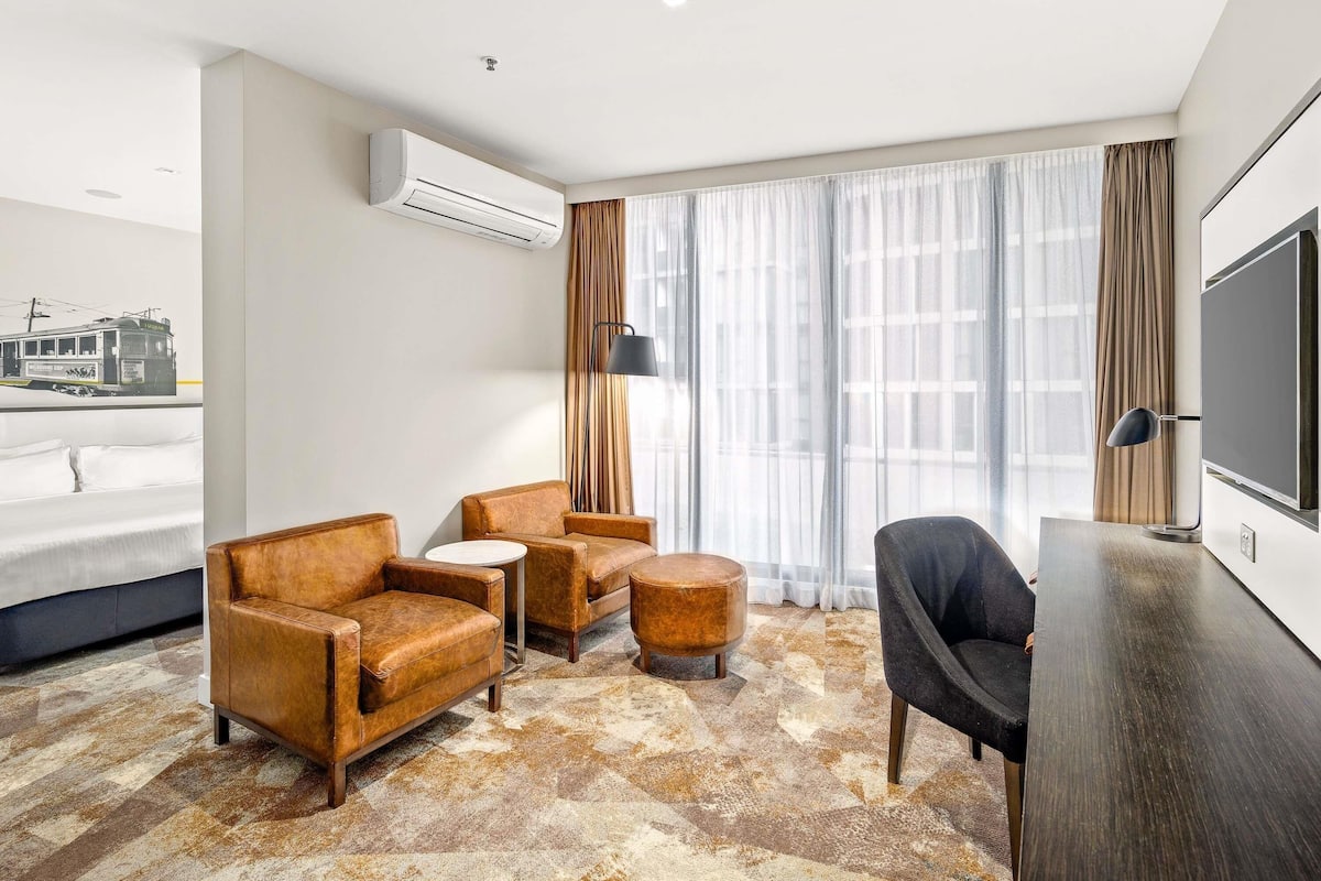 Ropa de cama de alta calidad, camas con pillow-top y minibar