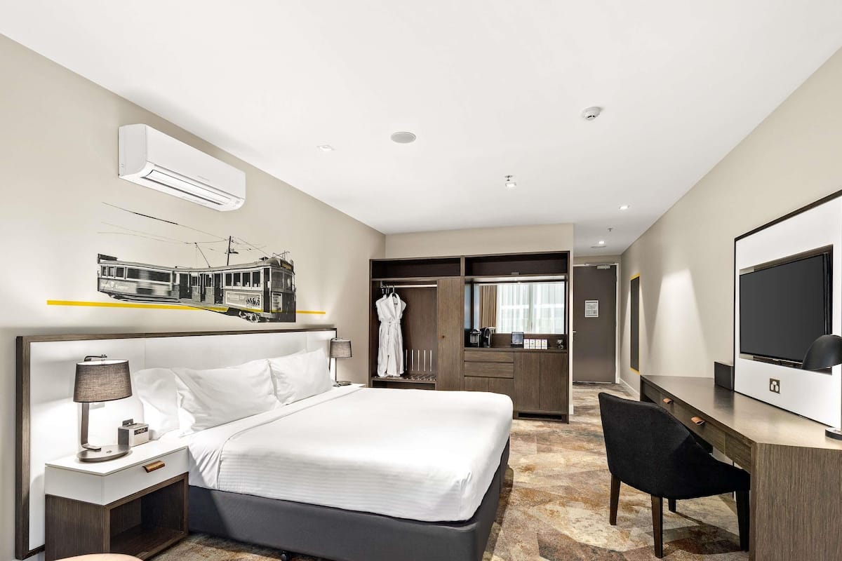 Bộ đồ giường cao cấp, nệm có lớp đệm bông, minibar