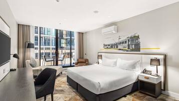 Seprai premium, bantalan ekstra lembut, minibar, dan brankas