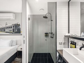 Premium bedding, pillowtop beds, minibar, in-room safe - Peppers Southern Cross Melbourne (Docklands)