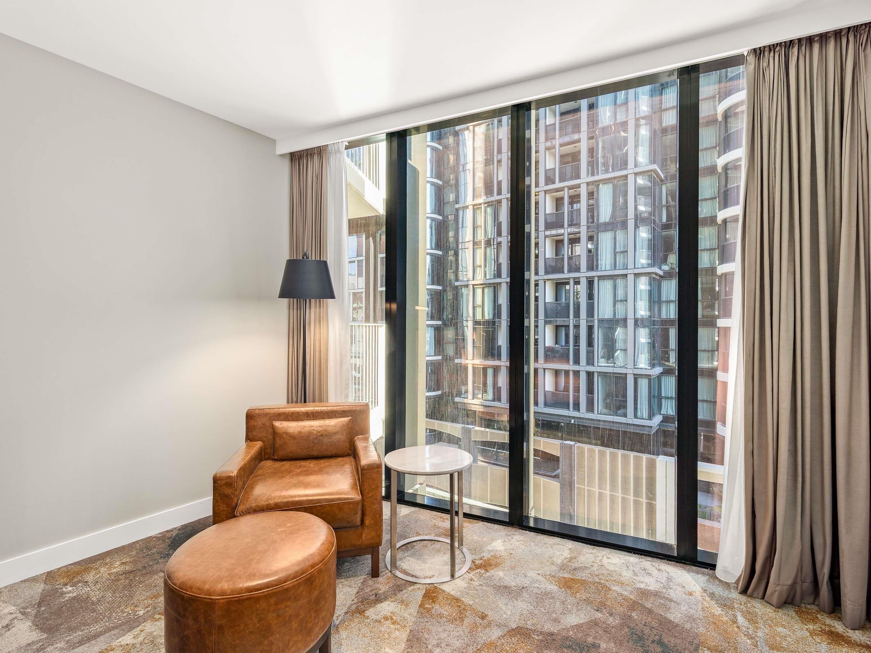 Ropa de cama de alta calidad, colchones con pillow-top y minibar 