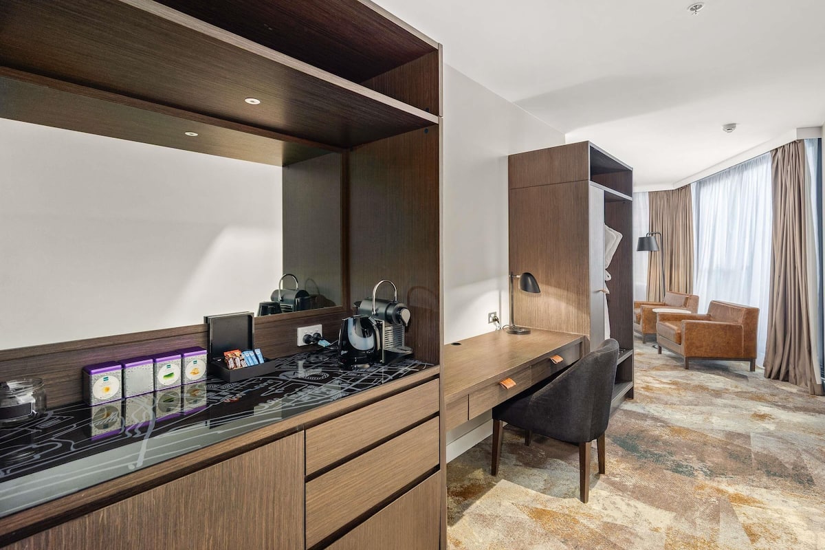 Ropa de cama de alta calidad, camas con pillow-top y minibar