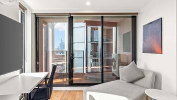 Apartamento, 2 quartos | Roupas de cama premium, camas com colchões pillow-top, frigobar