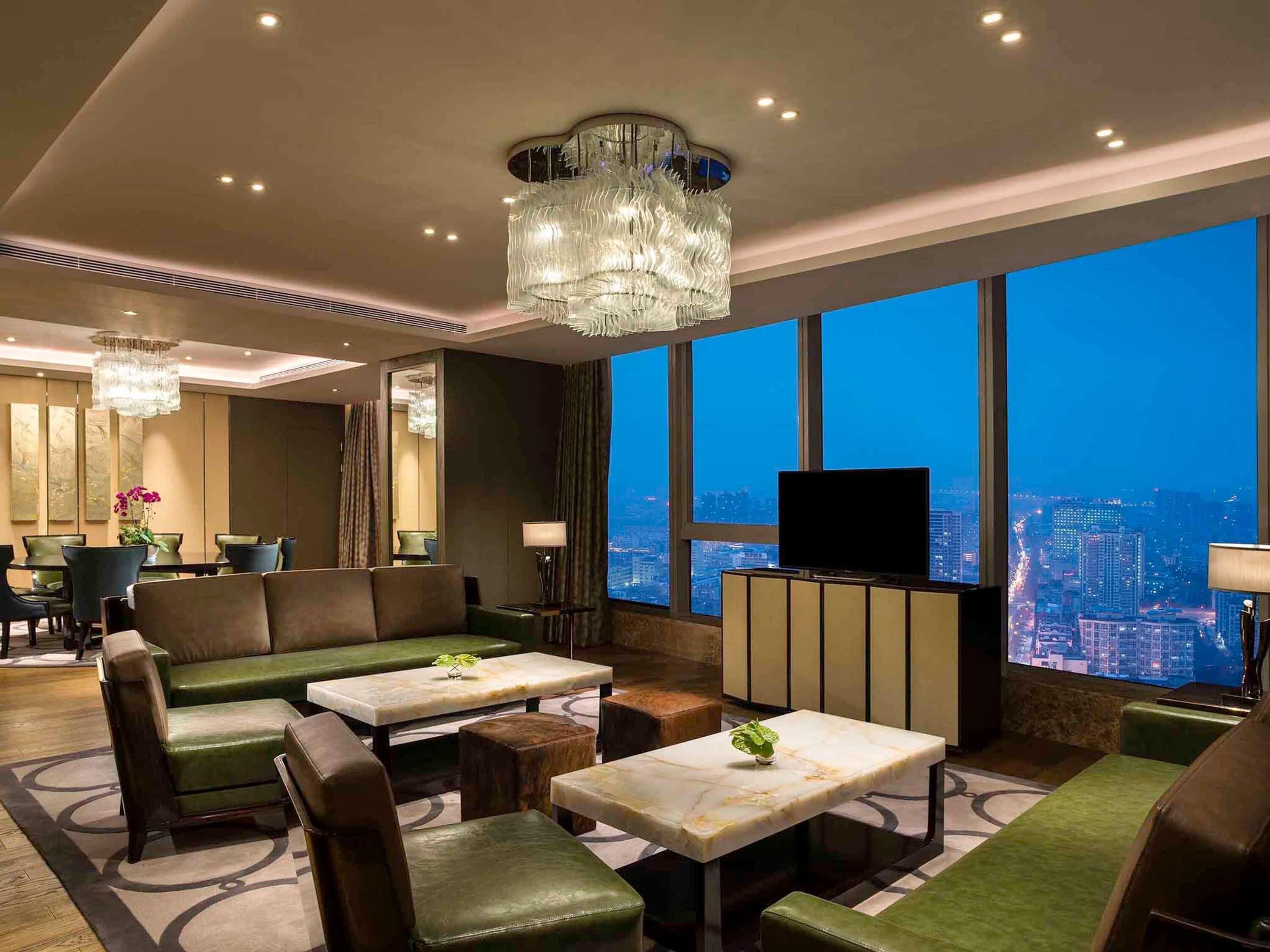 1 bedroom, premium bedding, minibar, in-room safe
