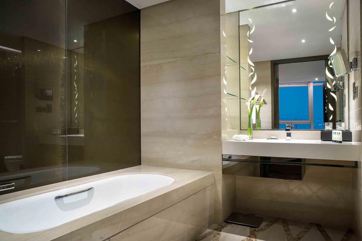 1 bedroom, premium bedding, minibar, in-room safe