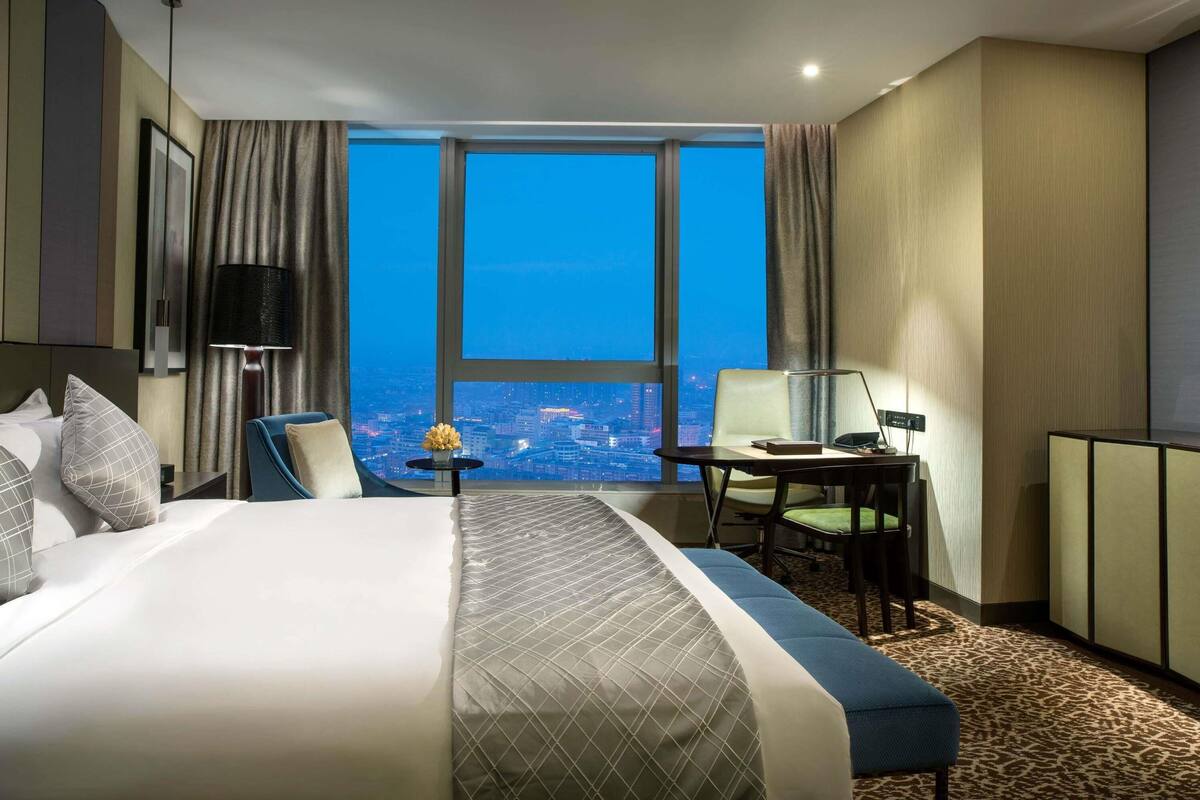 Phòng Cao cấp, 1 giường cỡ king, quyền sử dụng Club Lounge, quang cảnh thành phố | 1 phòng ngủ, bộ đồ giường cao cấp, minibar, két bảo mật tại phòng