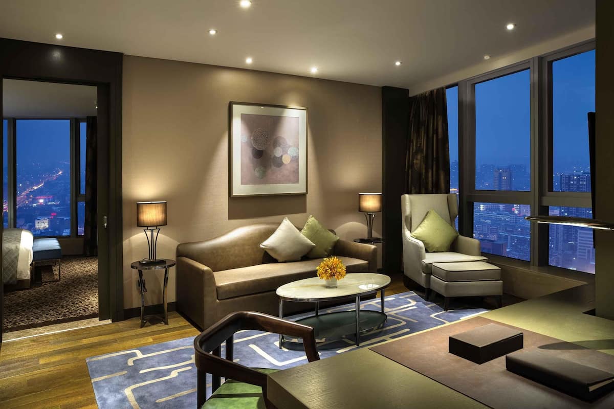 Junior Suite, 1 King Bed, Club lounge access