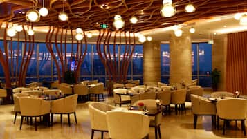 2 restaurantes, se sirven desayunos, comidas y cocina internacional