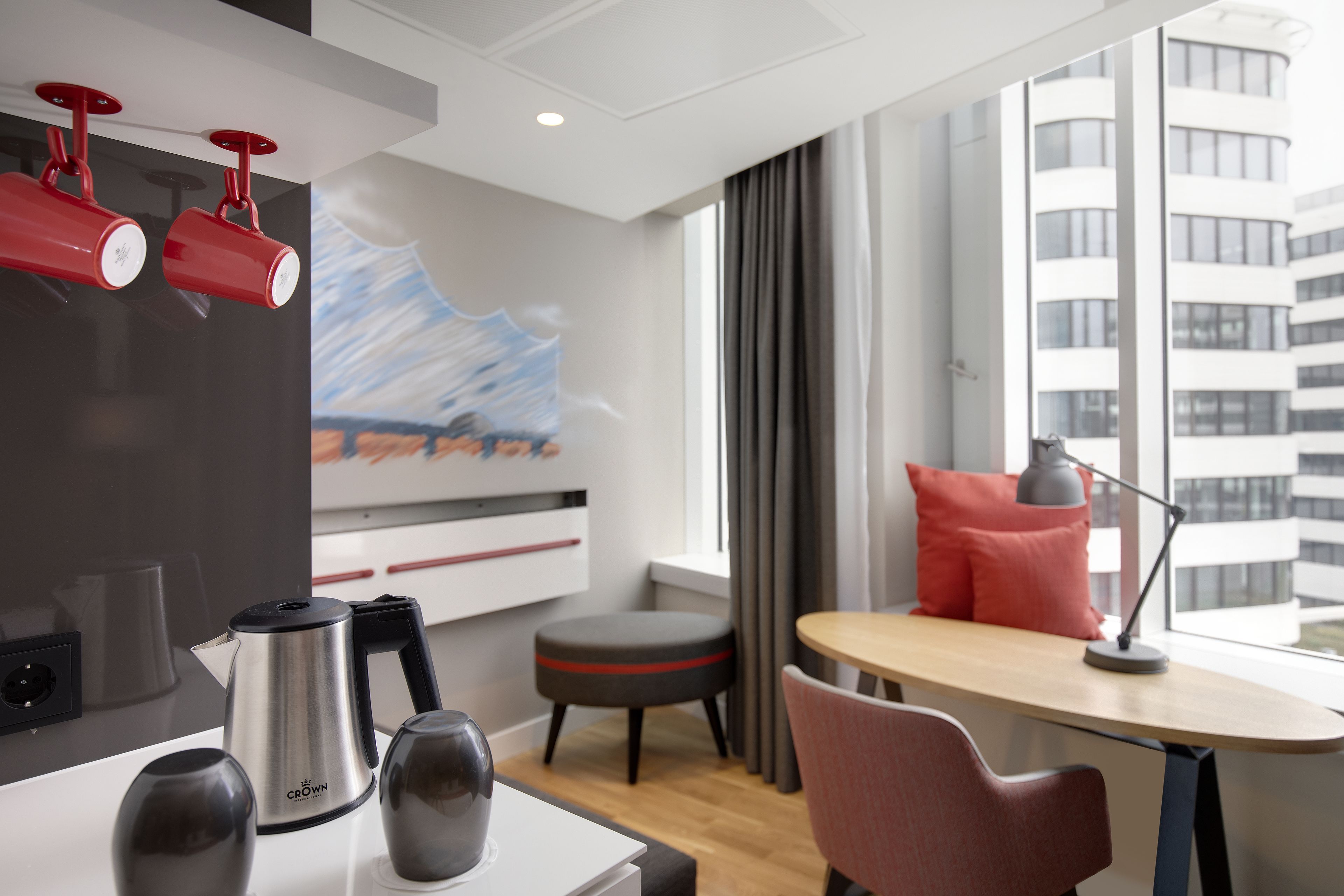 suite, 1 king bed with sofa bed | room amenity