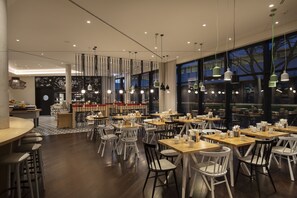 Daily buffet breakfast for a fee - Holiday Inn Hamburg - City Nord by IHG (Hamburg)