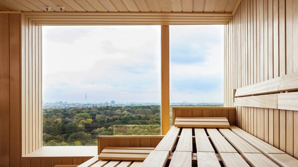 Interior de madera con un ventanal que ofrece vistas a la ciudad.