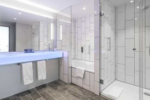 Articles de toilette (gratuits), séchoir à cheveux, serviettes fournies