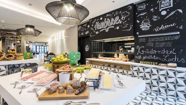 Un espace dédié à la présentation de produits alimentaires, avec une variété de viandes, de fromages et de fruits.