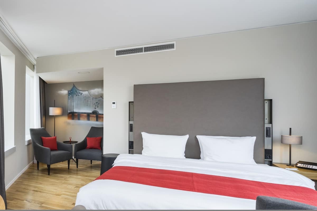 Standardzimmer, 1 King-Bett (Stocked Minibar) | Allergikerbettwaren, Zimmersafe, Schreibtisch, Verdunkelungsvorhänge