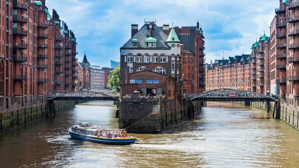 Un canal con un barco y edificios a ambos lados.