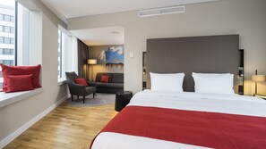 Hypo-allergenic bedding, in-room safe, desk, blackout drapes - Holiday Inn Hamburg - City Nord by IHG (Hamburg)